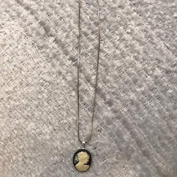 Women’s Cameo Necklace - Picture 4 of 4